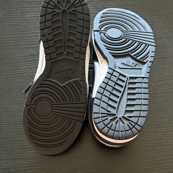 Nike Classic Black and White Low-Tops - Picture 3 of 3